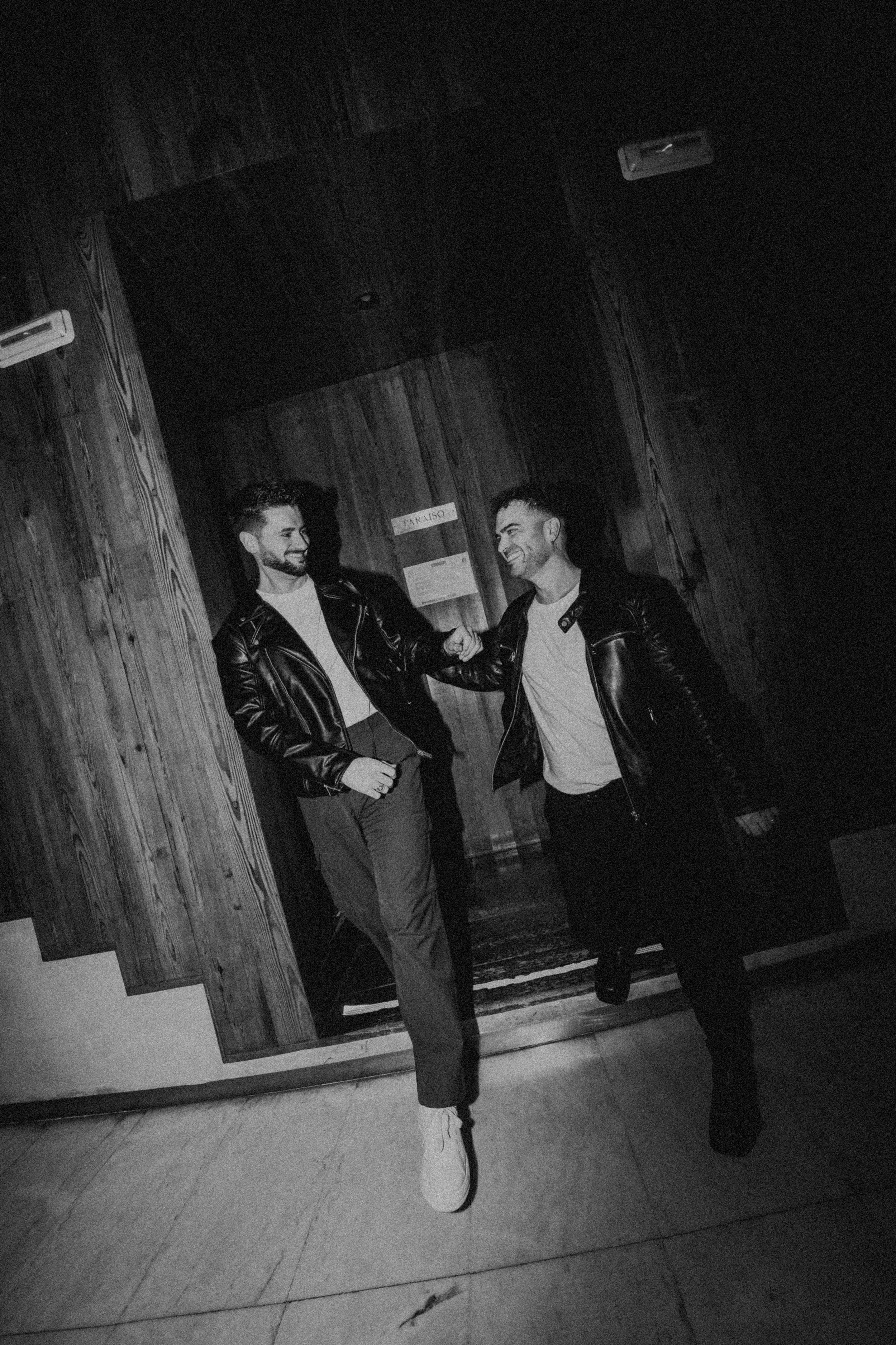 Sesión de pareja de noche fotografía urbana preboda