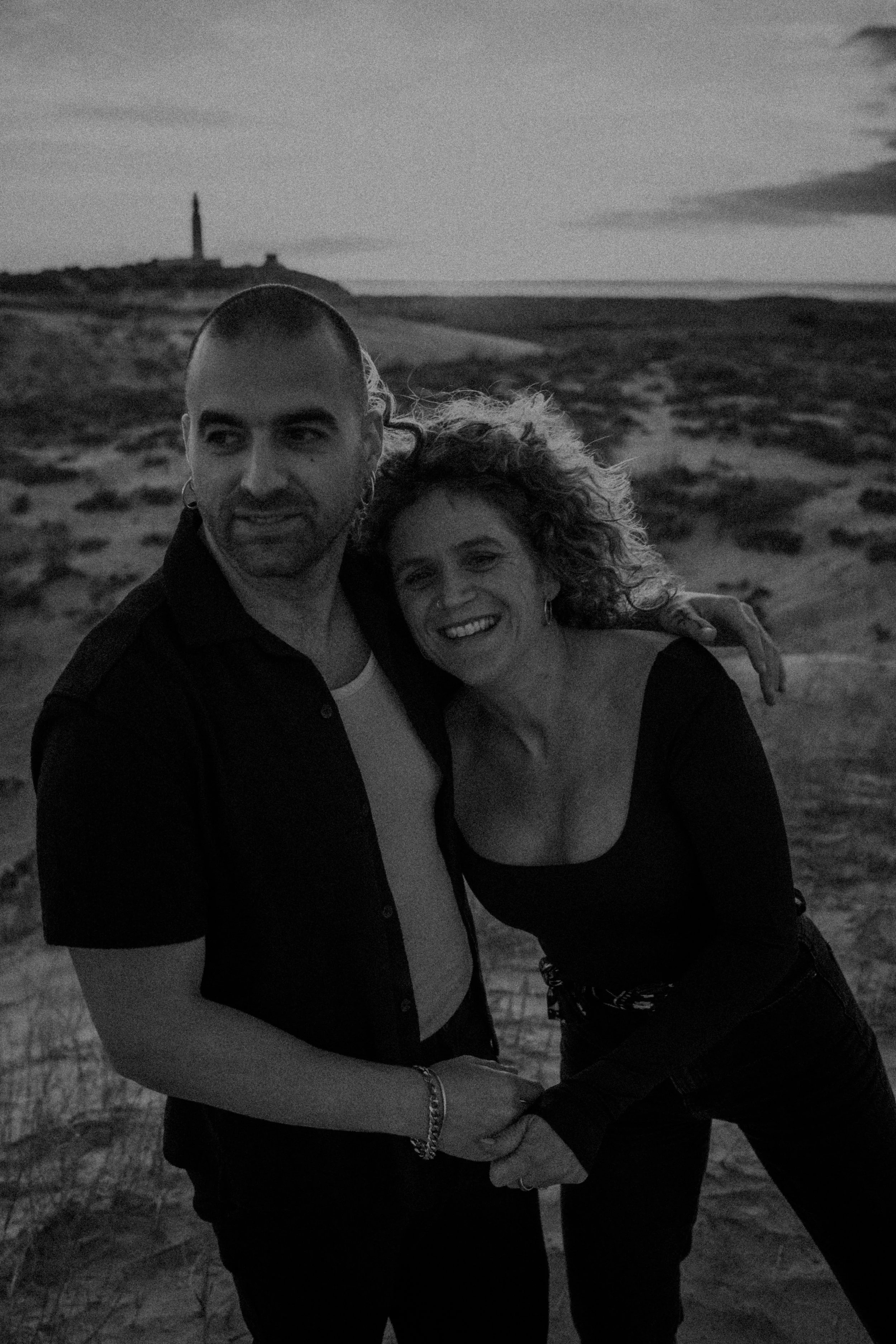 Sesión de pareja al atardecer en Barbate preboda en la playa
