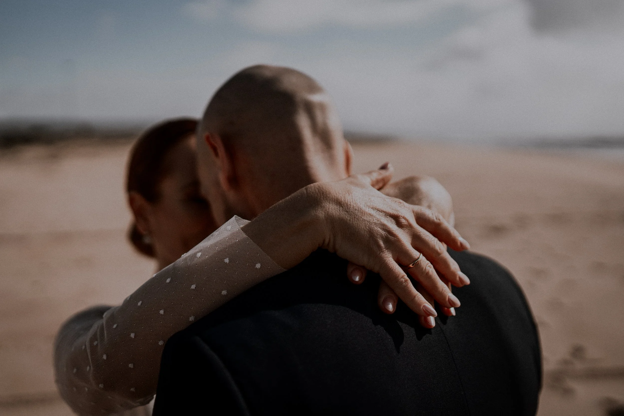 Novios abrazándose en la playa en Cádiz sesión de pareja de boda