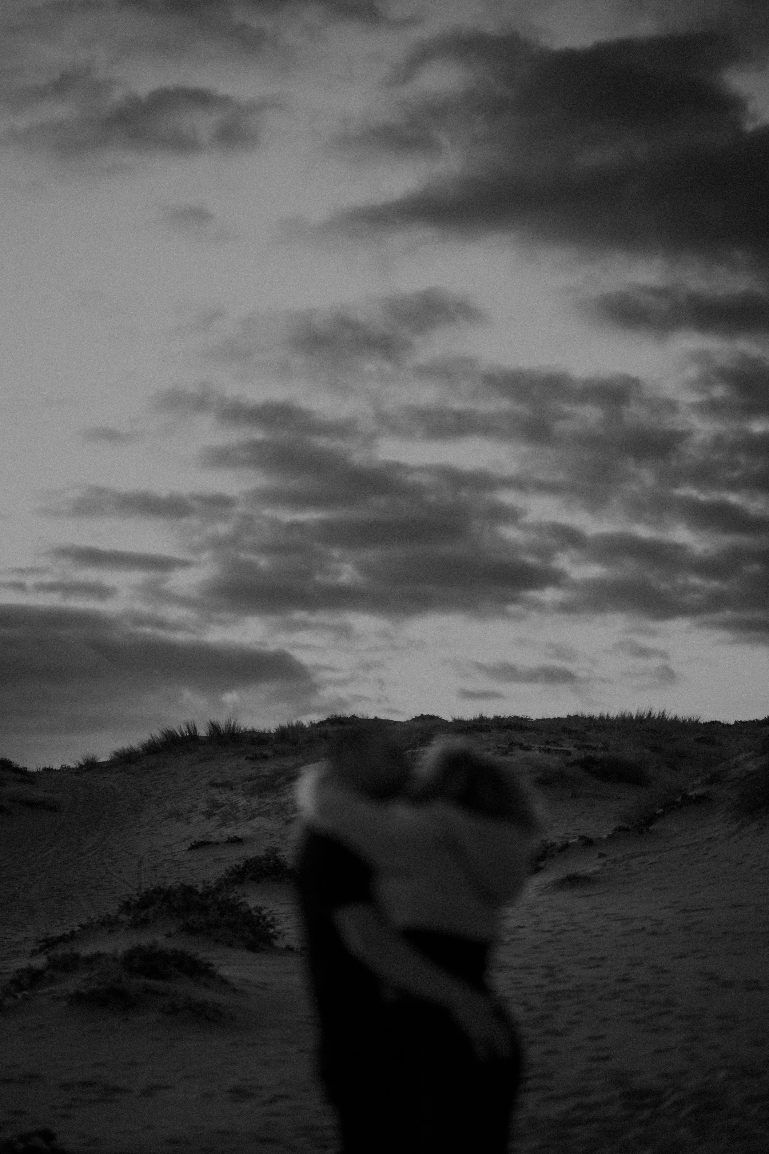 Pareja abrazada en la playa en Tarifa fotografía en blanco y negro