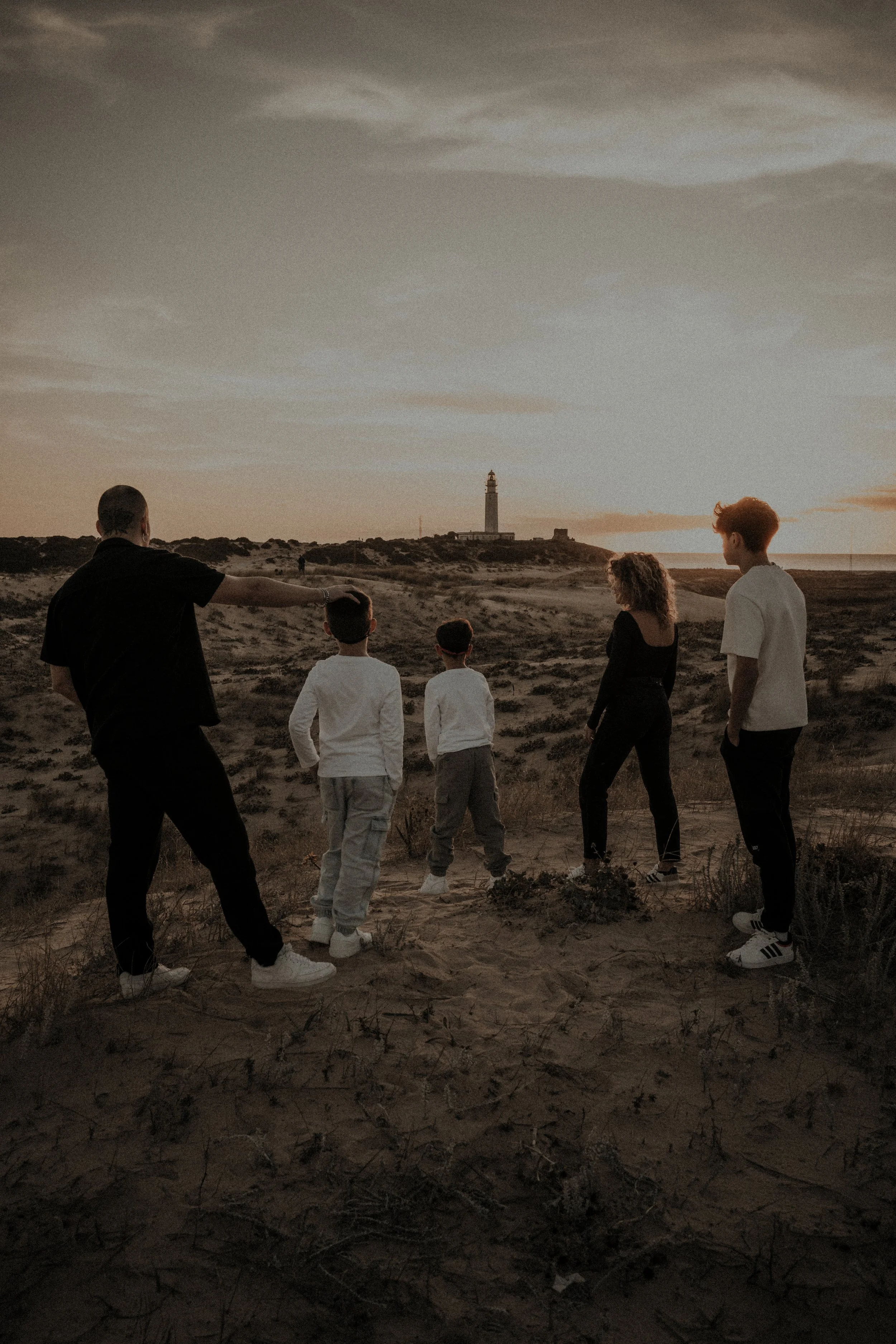 Sesión de pareja y familia en la playa de Cádiz al atardecer