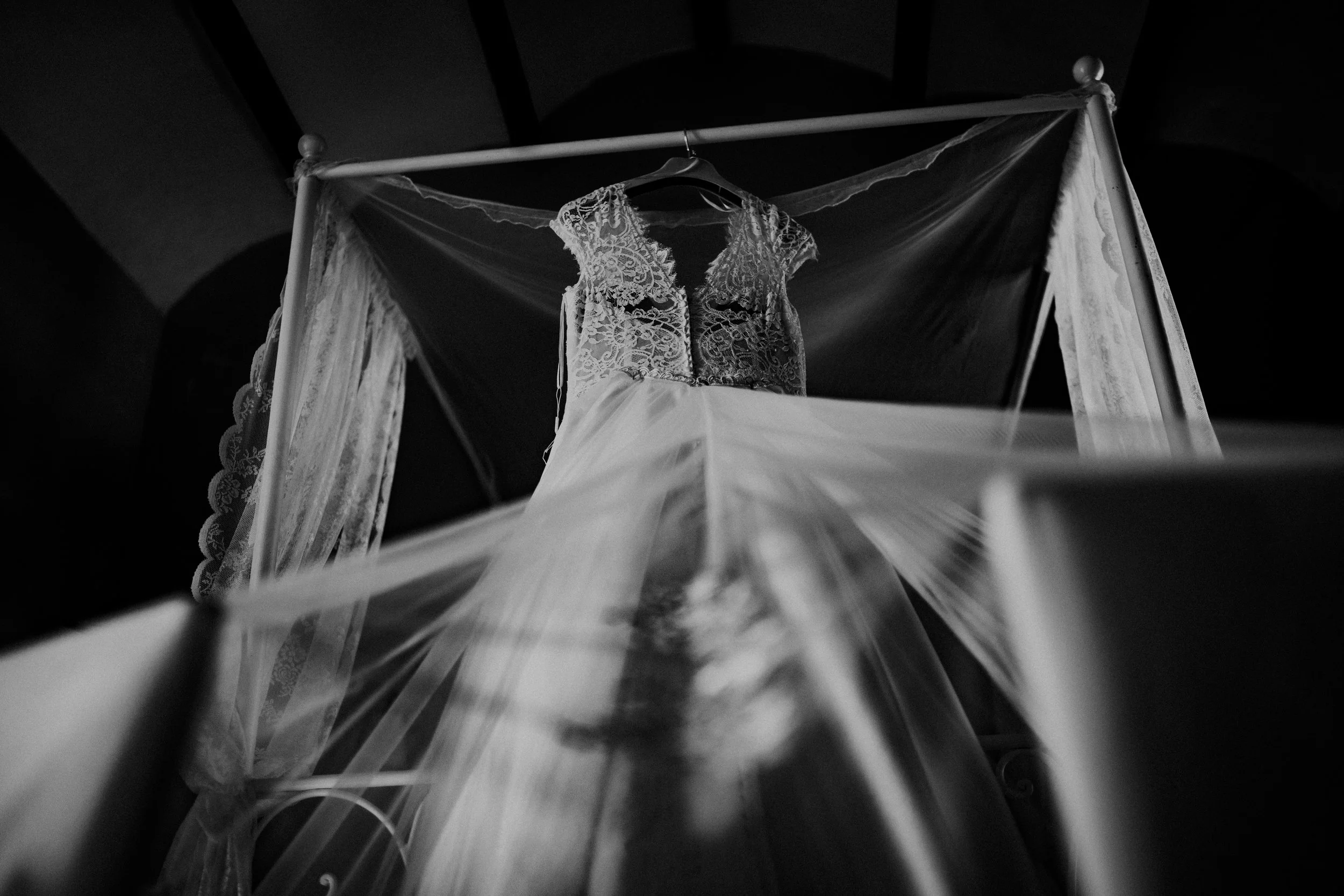 Novia vistiéndose durante los preparativos de boda fotografía artística