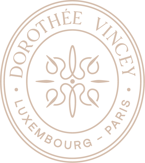 Logo ovale avec le texte « DOROTHÉE VINCEY » en haut, « LUXEMBOURG - PARIS » en bas, et un symbole floral stylisé au centre.