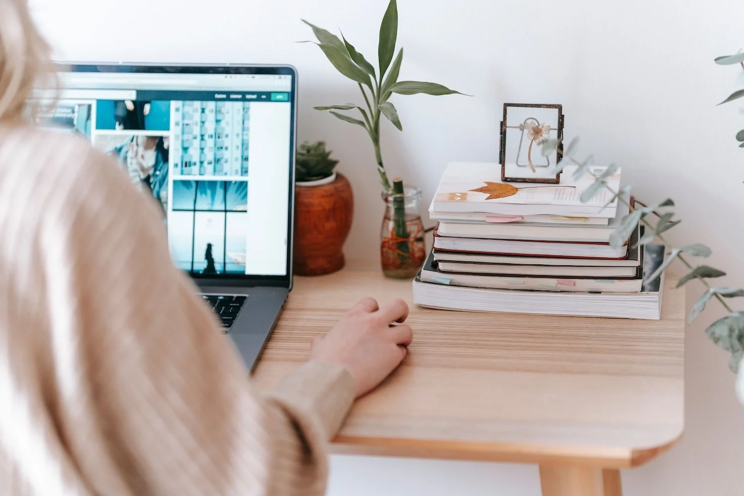 Personne faisant des recherches visuelle depuis son ordinateur