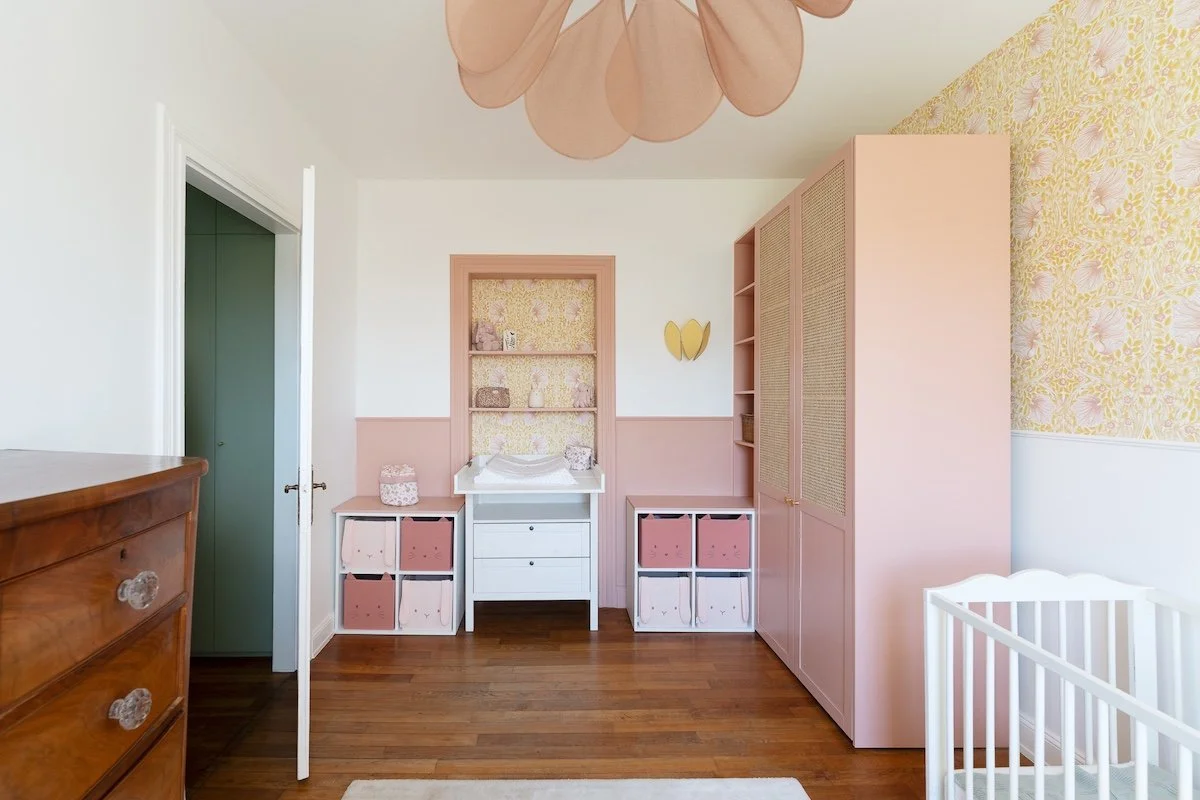 Chambre d'enfant douce et harmonieuse de couleur rose et jaune