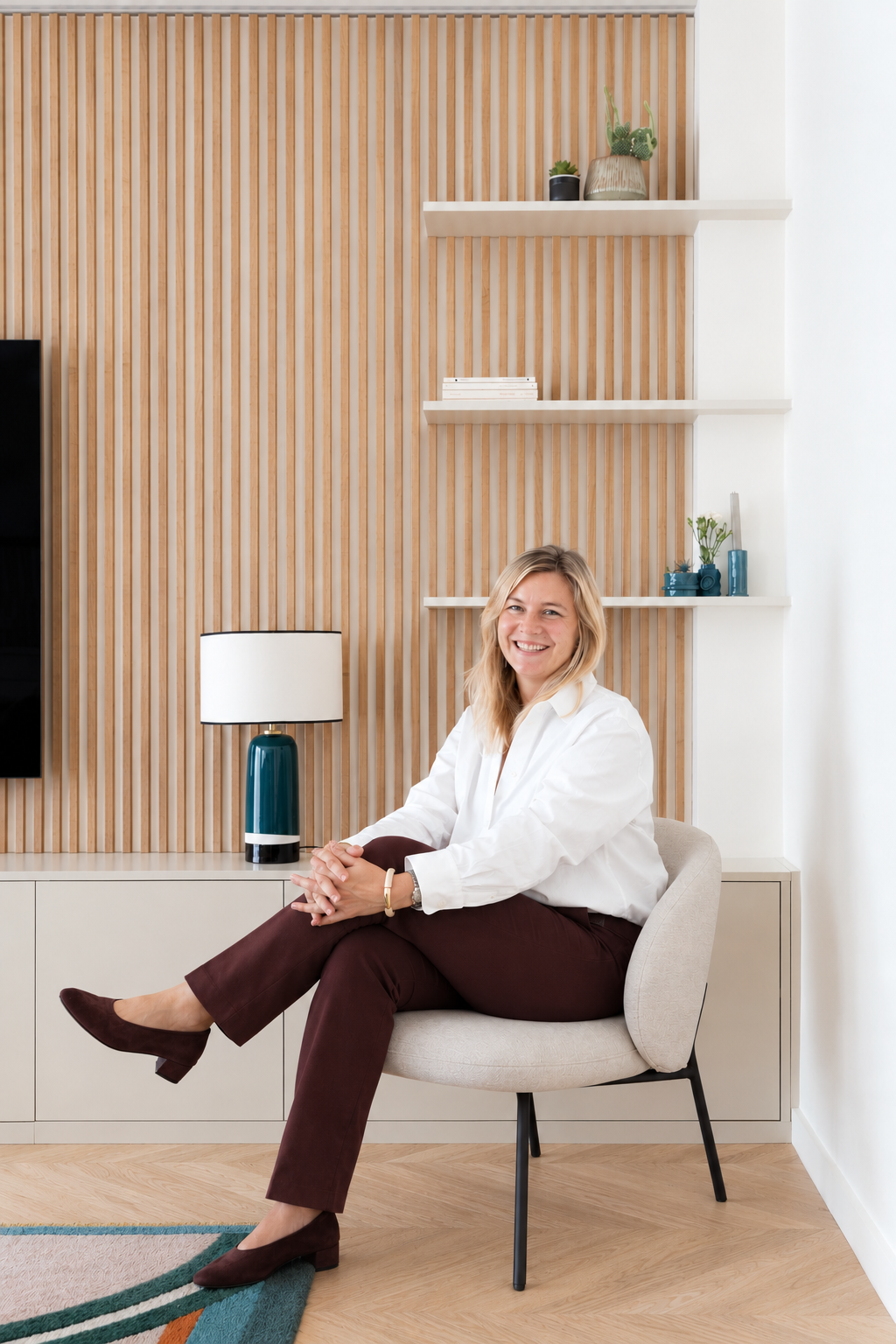 Photo de Dorothée Vincey, architecte d'intérieur, assise sur une chaise