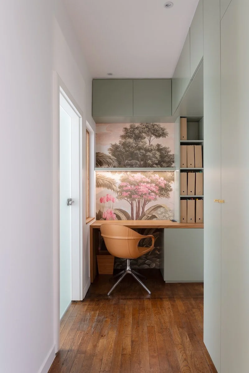 Bureau moderne et doux  à la décoration florale