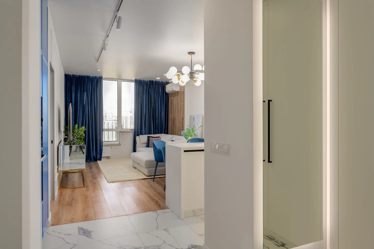 appartement moderne avec un salon décoré de rideaux bleu