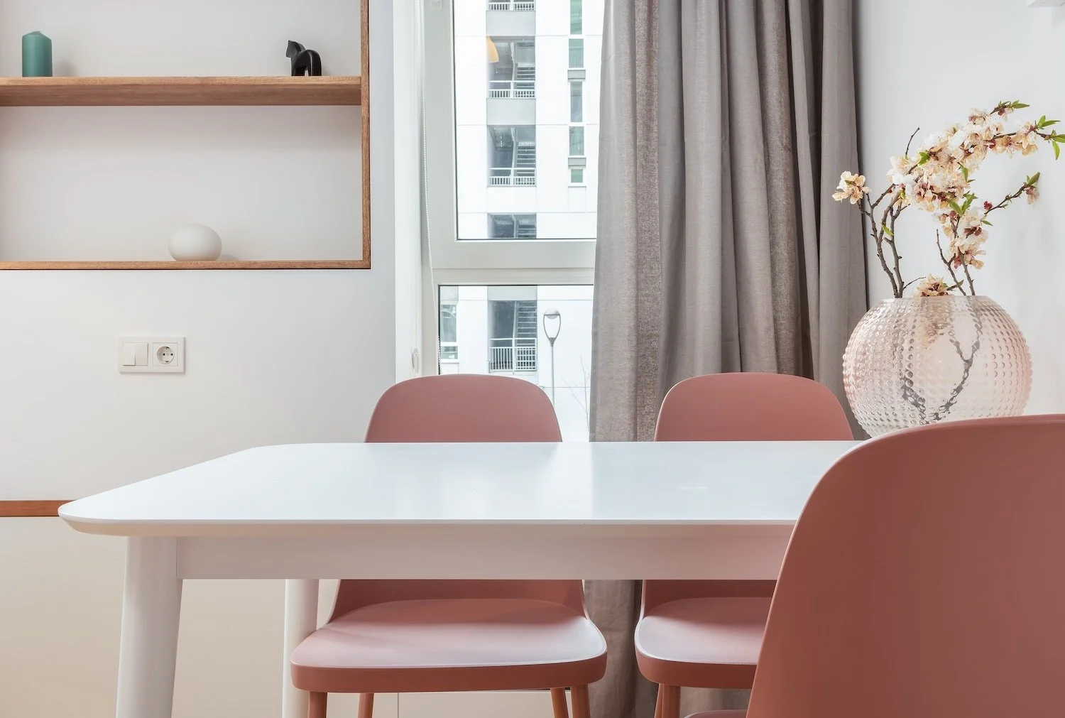 Salle à manger avec des sièges rose poudré