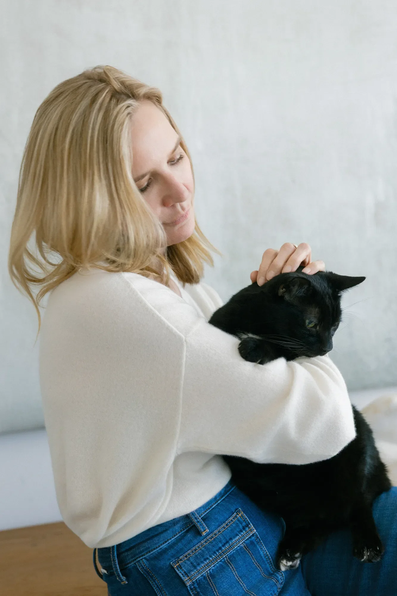 Teen therapist Jennifer Warpool with cat Harvey