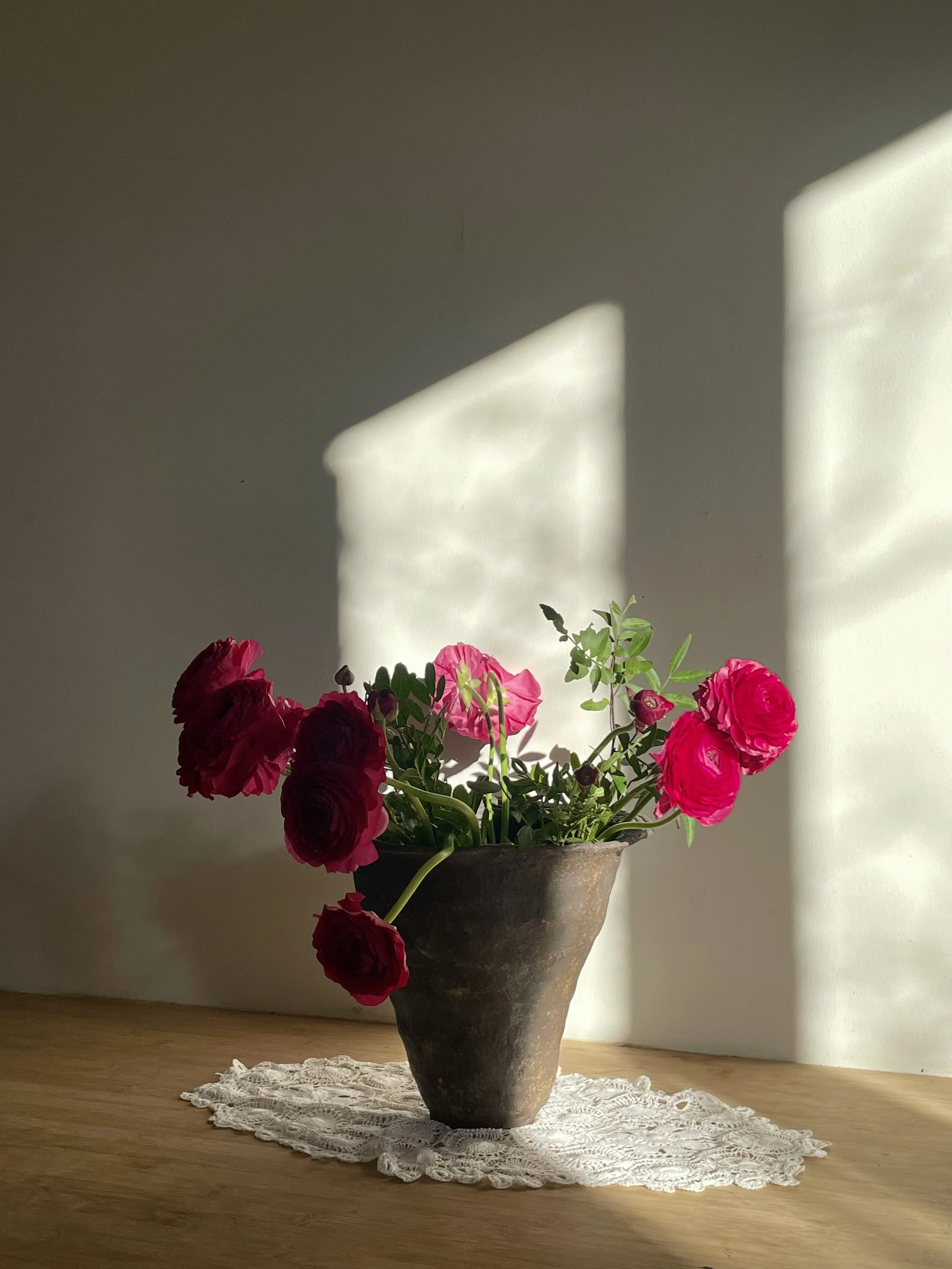Vase terre cuite fleurs lumière naturelle wabi-sabi — Le Beau Désordre d'Amalia