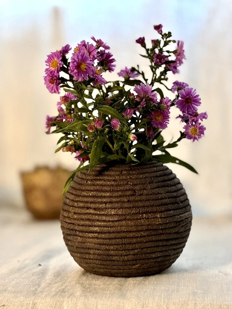vase-boule-gres-noir-kuro-asters.jpg