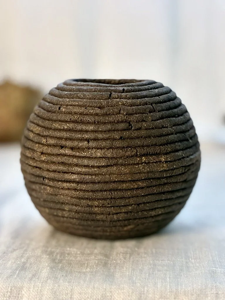vase-boule-gres-noir-kuro-fait-main.jpg