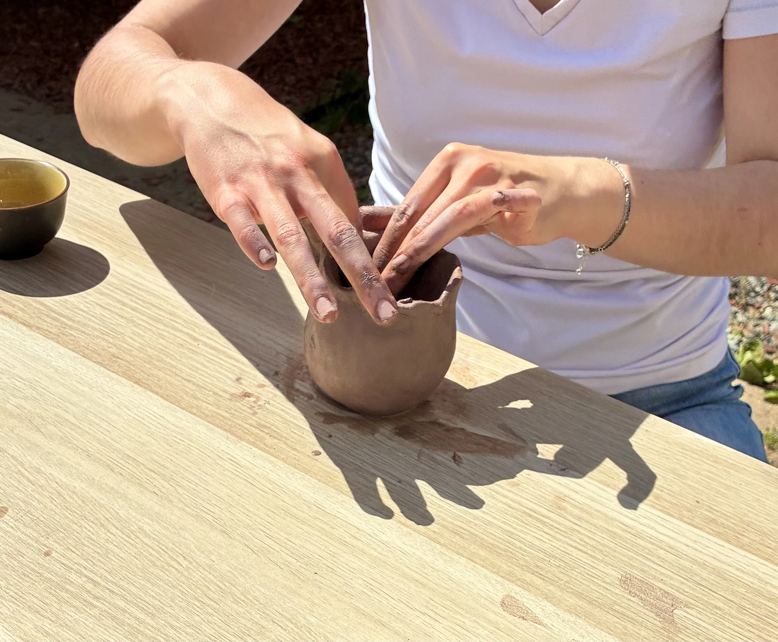Atelier modelage argile mains participante — Le Beau Désordre d'Amalia