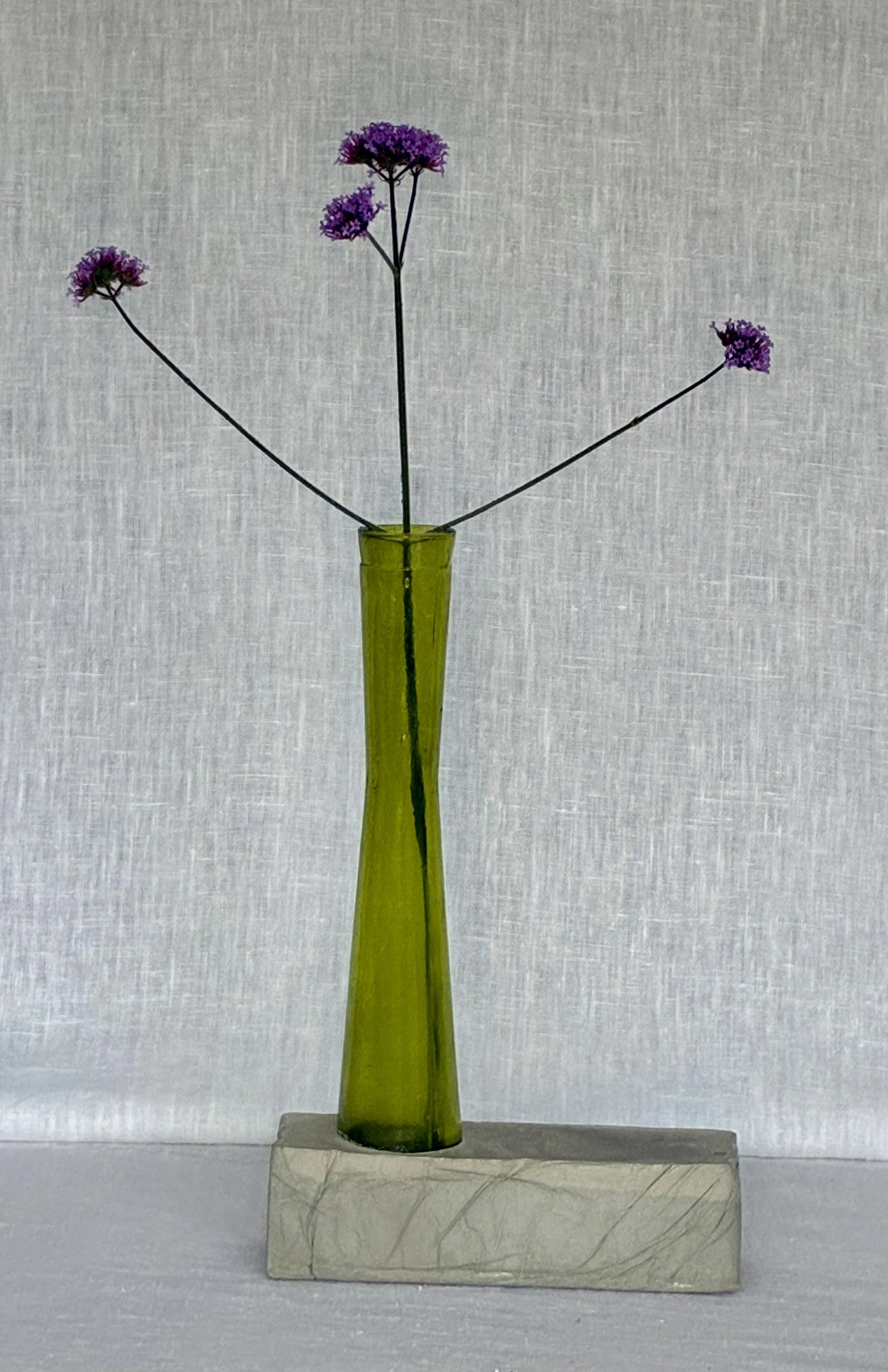 vase-vert-beton-grave-mottainai-amalia.jpeg