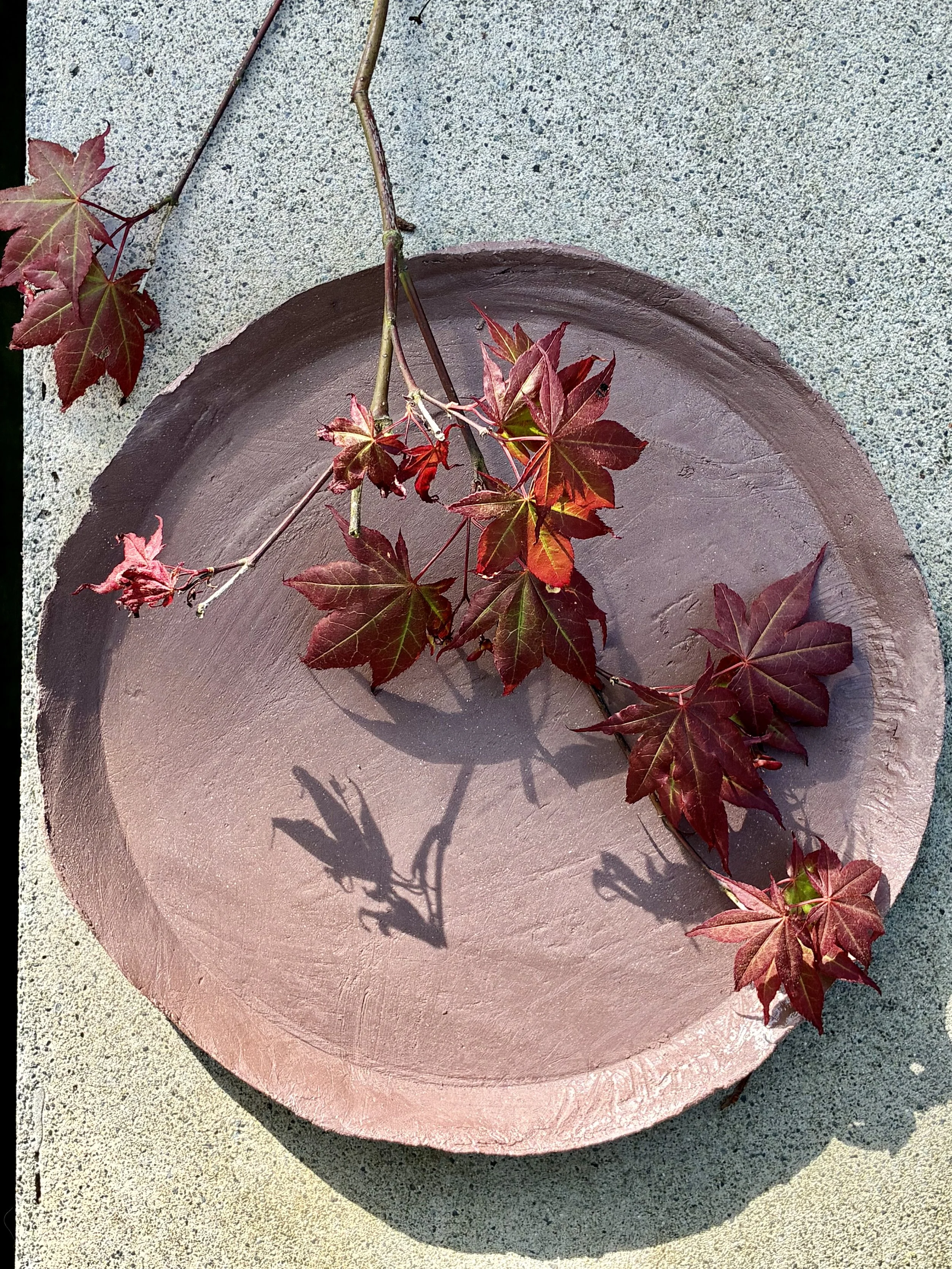 Assiette grès rouge feuilles érable mise en scène automnale — Le Beau Désordre d'Amalia