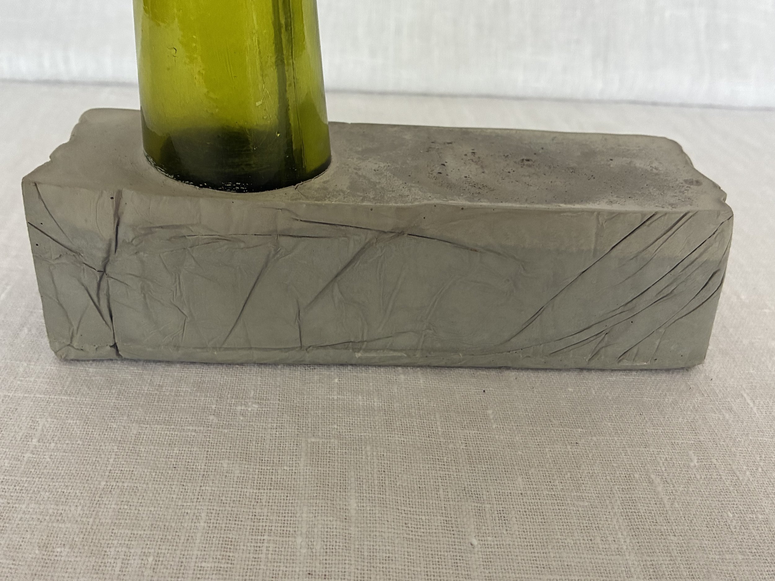 detail_vase-vert-beton-grave-mottainai-amalia.jpeg
