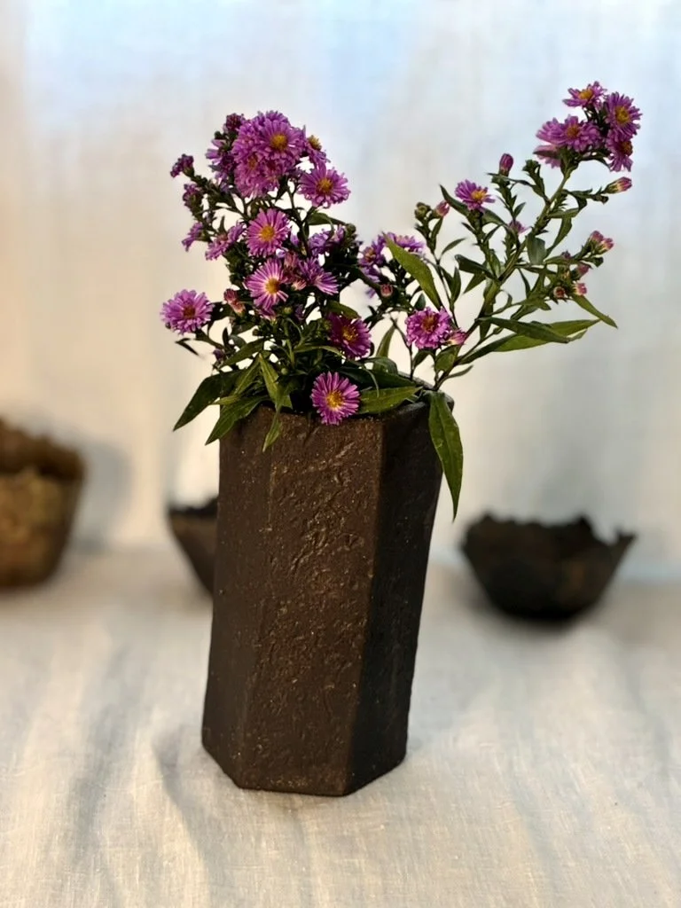 vase-hexagonal-gres-noir-rokkaku-asters.jpg