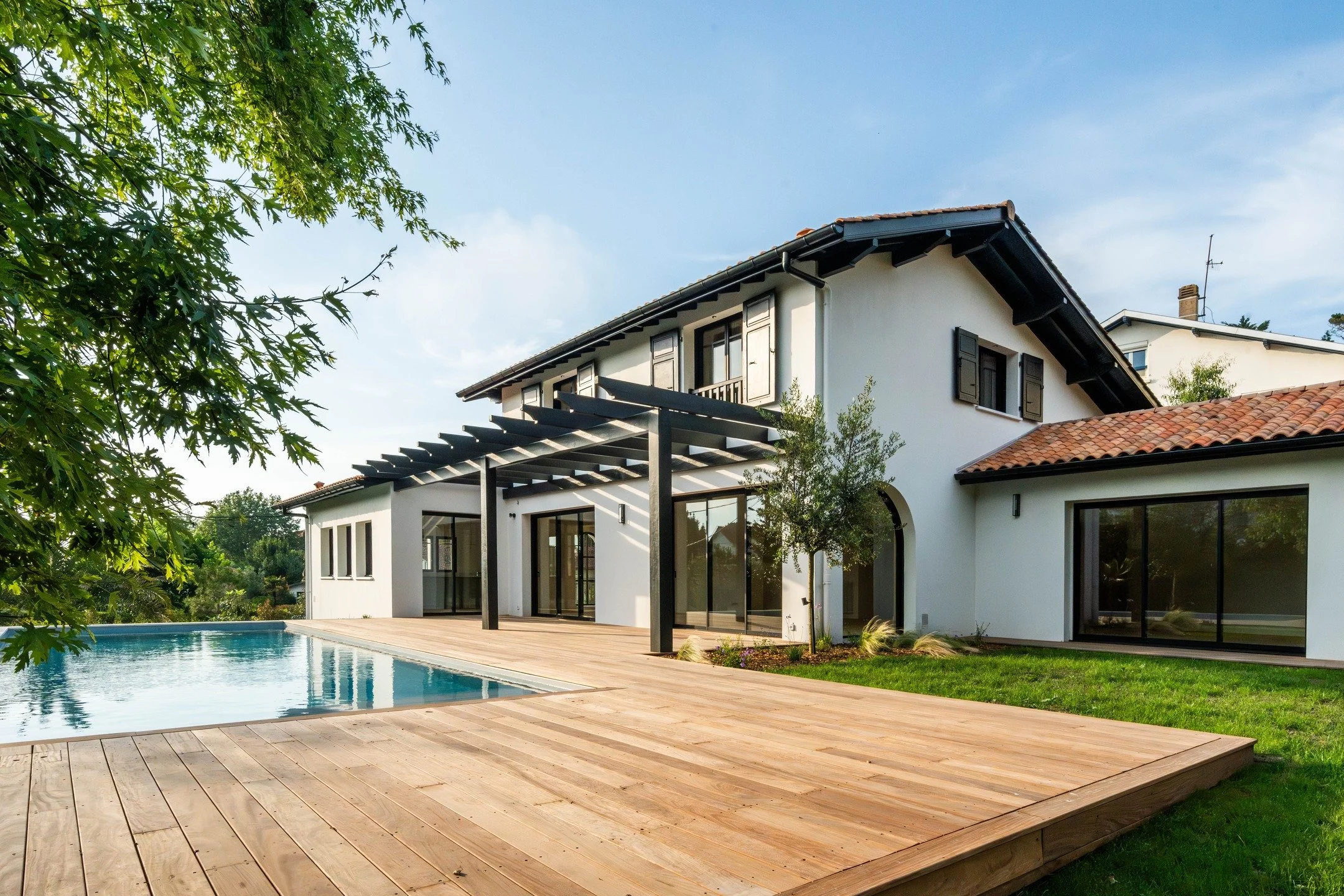 VILLA ALMI

Photo : @basa.visuals 

Projet r&eacute;alis&eacute; en tant qu&rsquo;architecte g&eacute;rant et associ&eacute; chez AM Architecture. 

#archi #paysbasque #interiordesign #design #archidaily #photographer #archilover #archiphotography #n