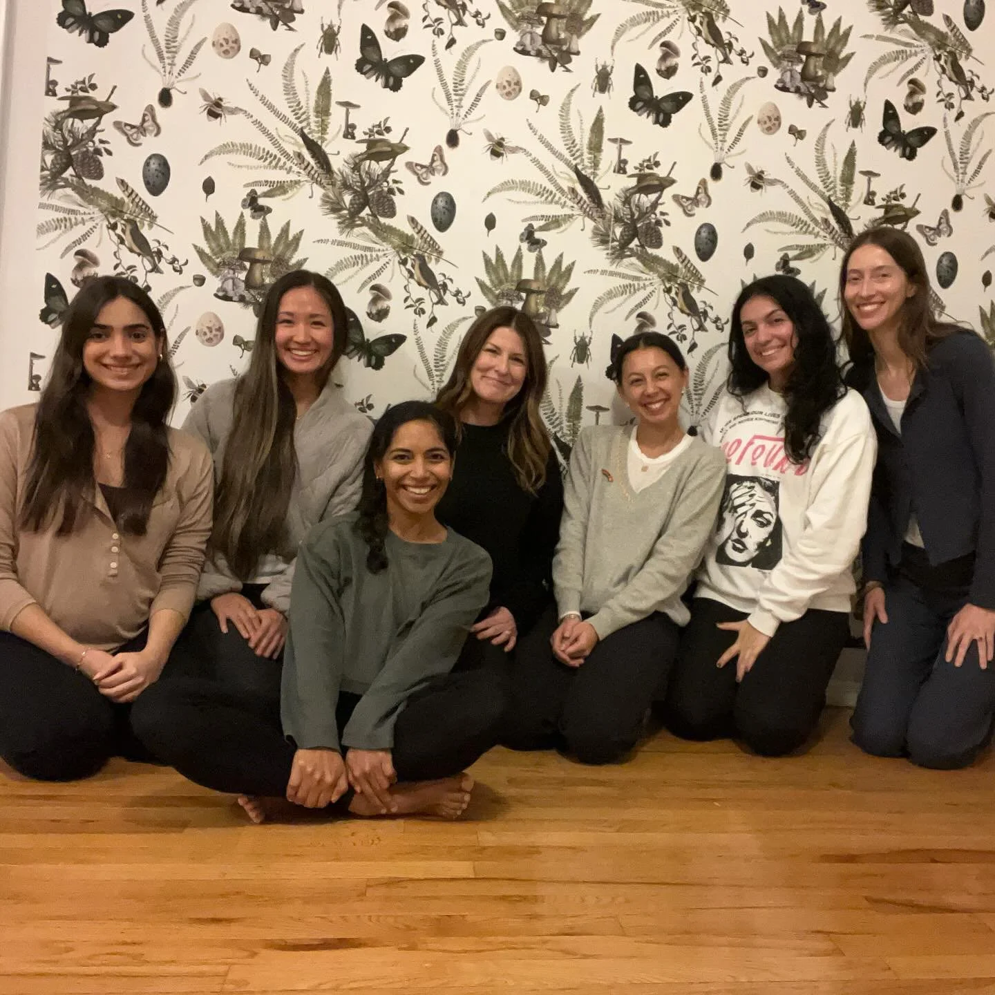 Congratulations to six new pre/postnatal yoga teachers!
🧘&zwj;♀️🤰🏽👩🏾&zwj;🍼 just missing @brandipear 💕