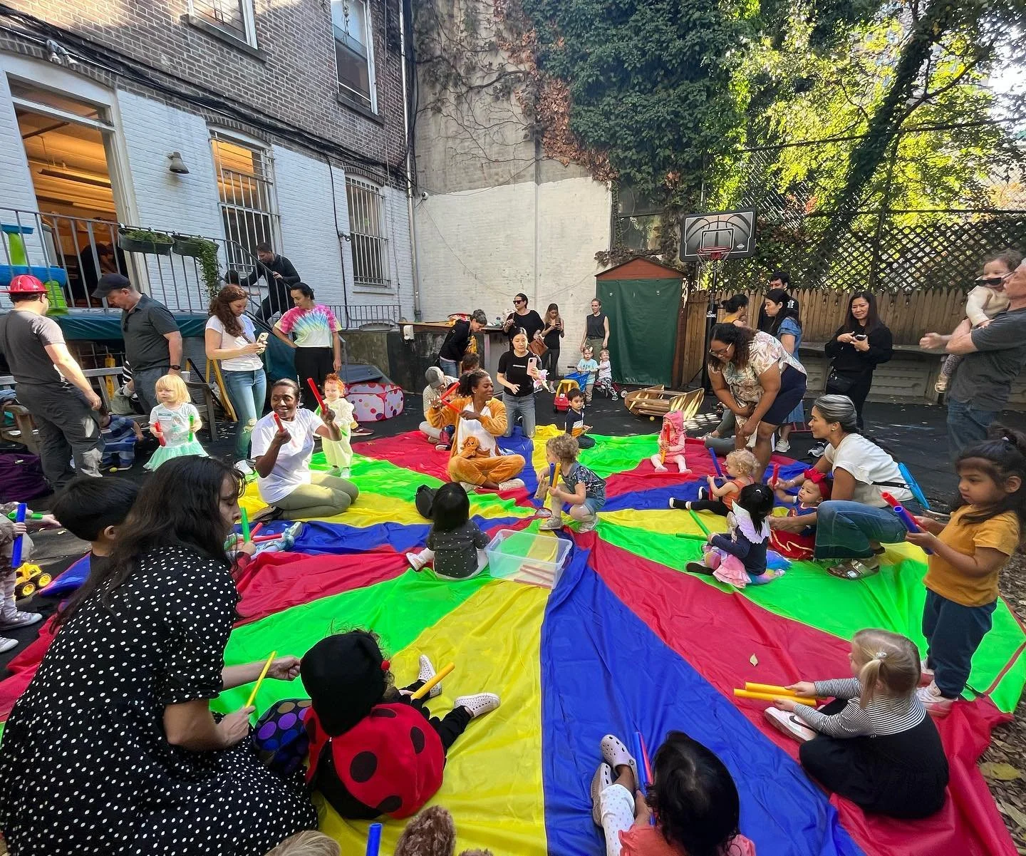 We always love our time on Saturdays with @corlearsschool!
.
@theuniversalmoms always bring the best energy ☀️ 😎 🌈 
.
Next class is on Saturday 10am on Nov 11th!