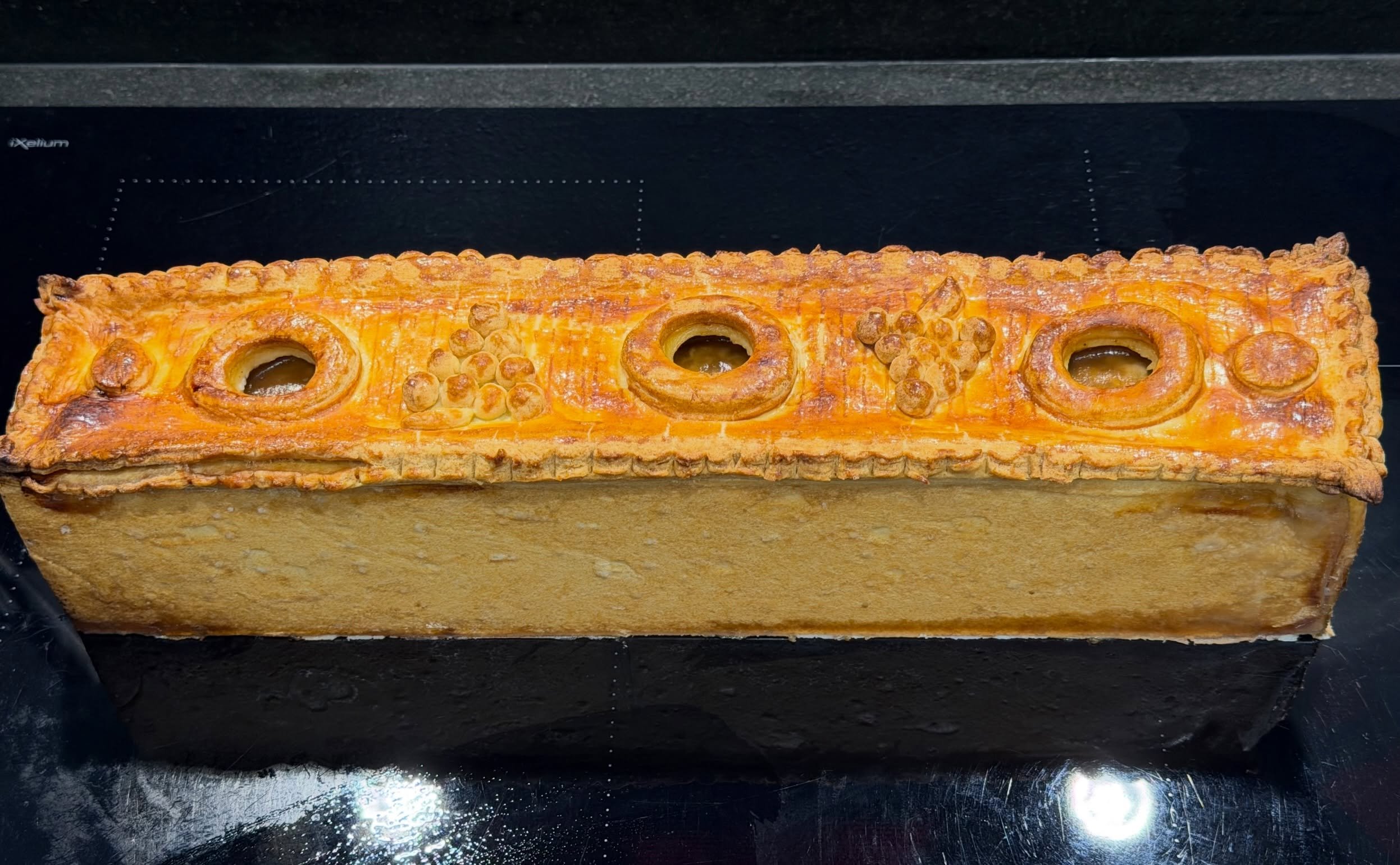 🥧✨ Ce week-end, c&rsquo;est C. et N. qui vont se r&eacute;galer avec la commande d&rsquo;un p&acirc;t&eacute; en cro&ucirc;te complet sign&eacute; MiamMiamThomas !

➡️ 26 grandes parts g&eacute;n&eacute;reuses 
➡️ Id&eacute;al pour un ap&eacute;riti
