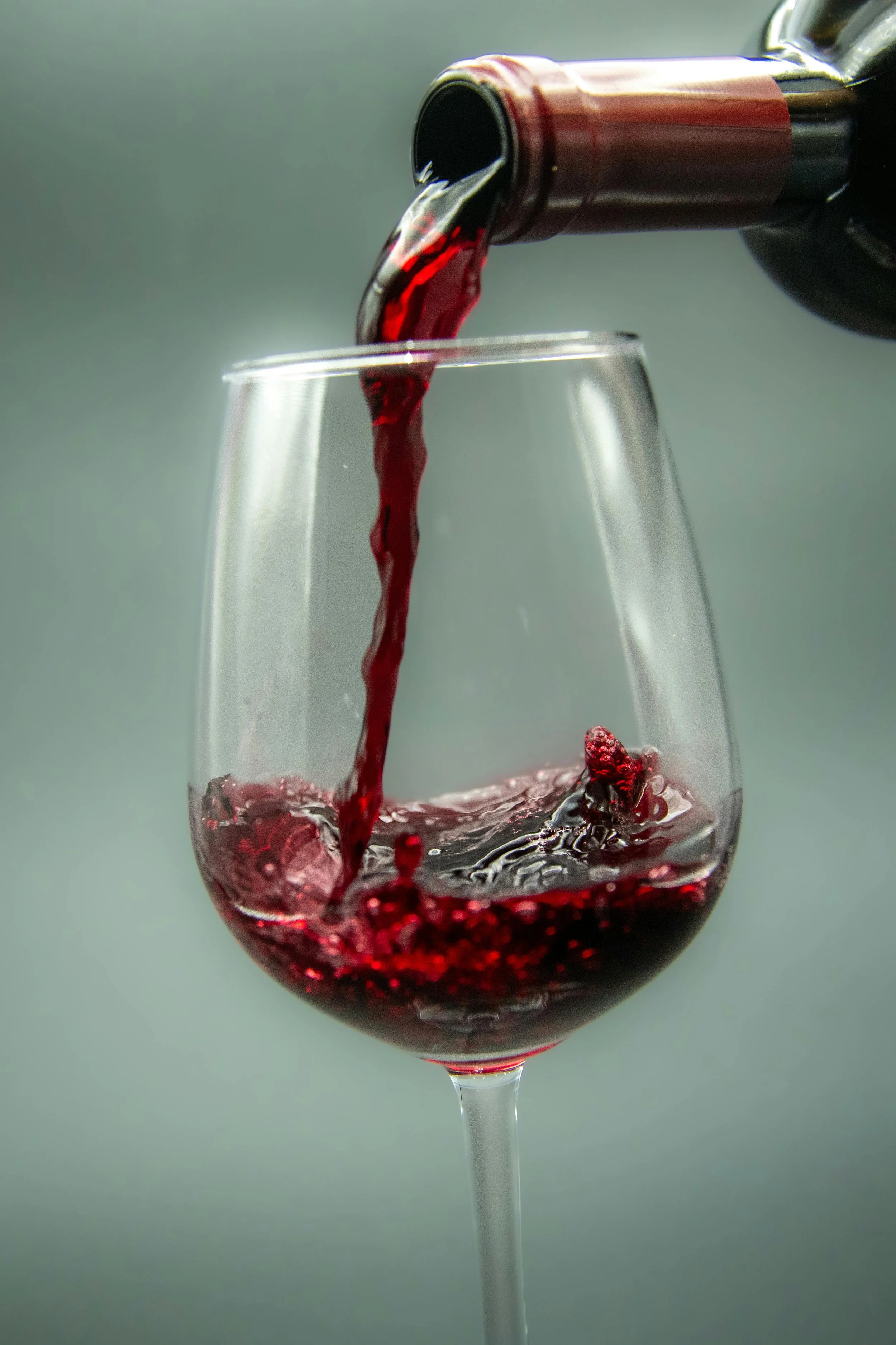 un verre de vin en train de se remplir