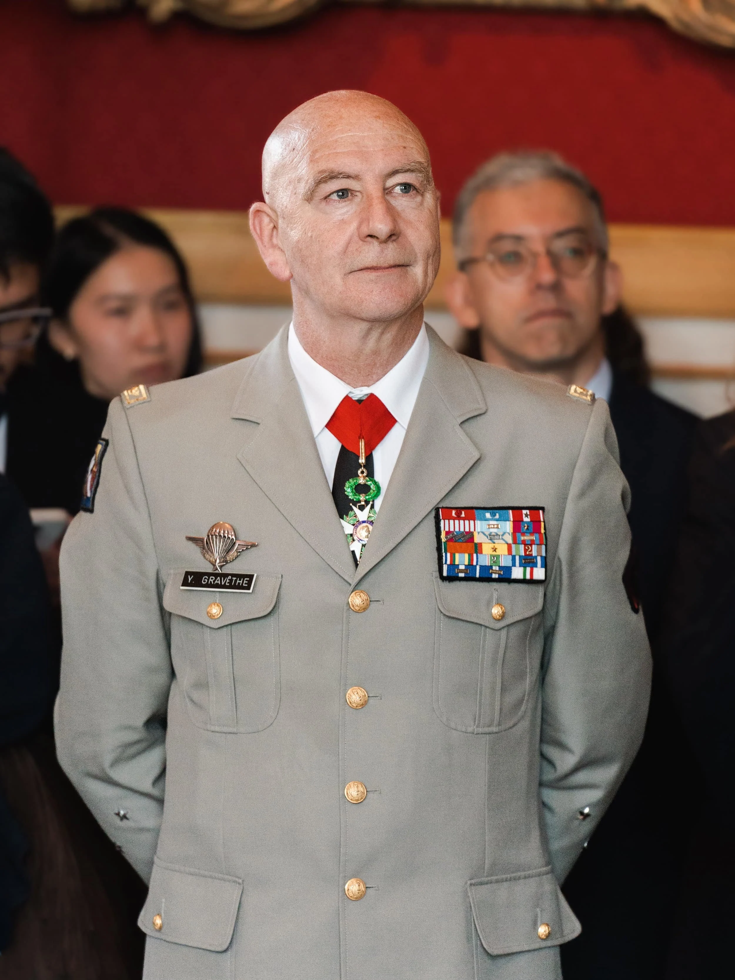 Portrait du générale Gravethe au sommet de l'Entente Cordiale Day 2026 à l’Hôtel national des Invalides. Reportage institutionnel et politique à Paris par Gauthier Bedrignans.