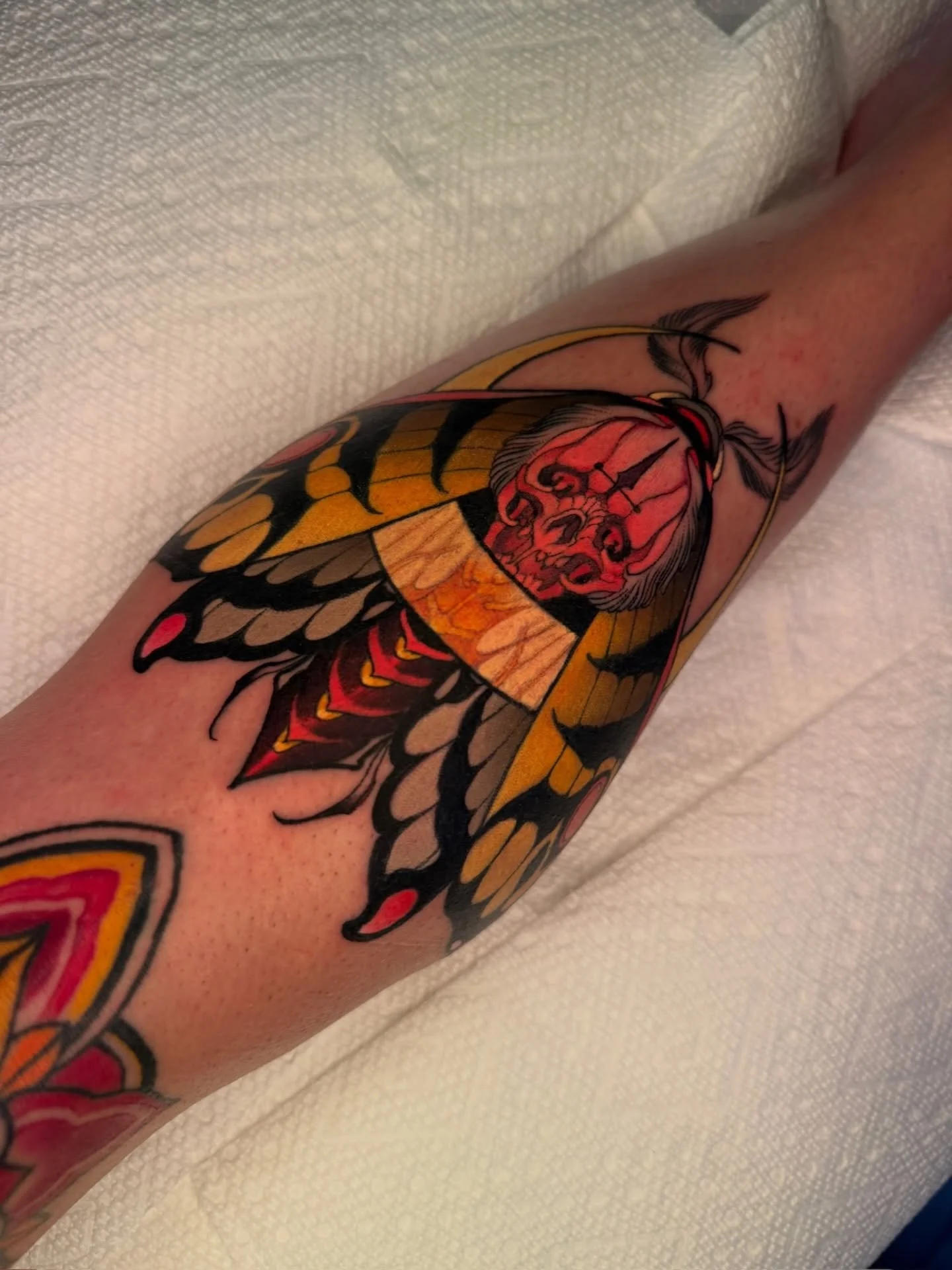 Bold neotraditional never fades 🔥 
Artist- @rb.tattoo 

#neotraditionaltattoo #southflorida #floridatattooartist #tattoo #mothtattoo