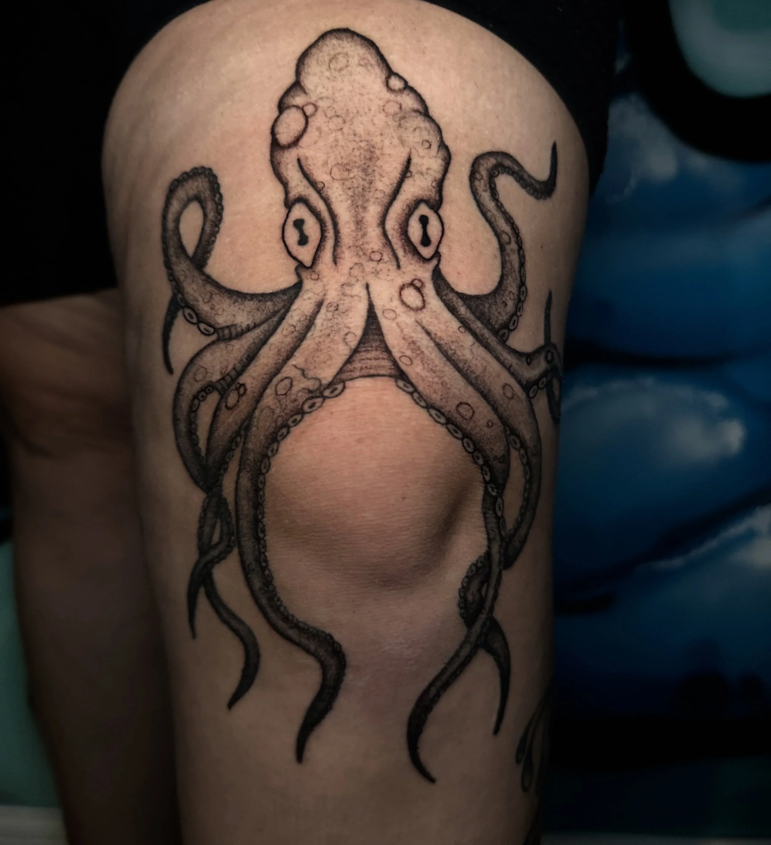 Free hand octopus knee tattoo. Swipe to peep the stencil 🐙