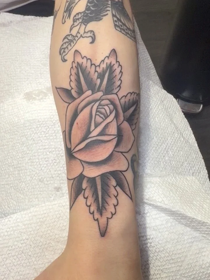 Rose tattoo 🌹 @twistedtunatattoo 
#tattoo #rosetattoo #blackandgreytattoo 
#art #traditionaltattoo