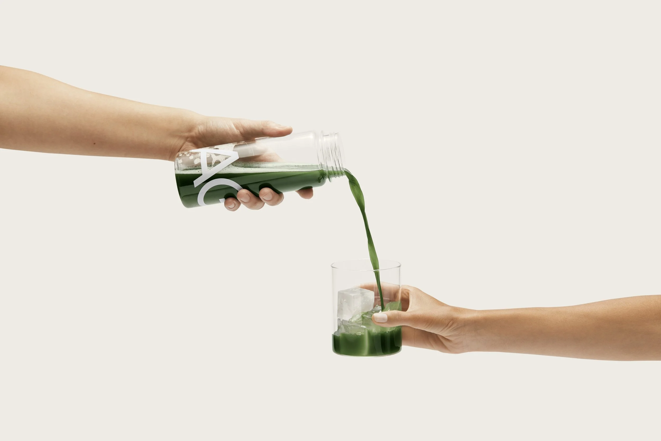 AG1_365ProductSwanson_Sept23_Hand&Shaker_0633.jpg