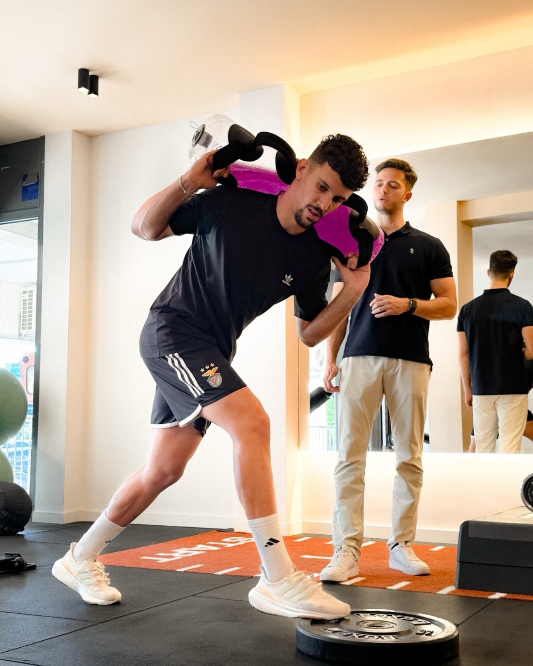 A Off Season &eacute; curta. E para quem compete a s&eacute;rio, &eacute; curta demais para ser desperdi&ccedil;ada 🤌🏼

Claro que descansar tamb&eacute;m faz parte. Mas uma coisa &eacute; descansar, outra &eacute; passar semanas inteiras a fingir q