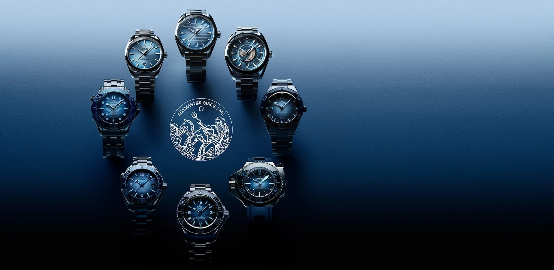 Acht Omega-Armbanduhren mit blauen Zifferblättern und Metallarmbändern auf blauem Hintergrund, angeordnet um das Seamaster-Logo.