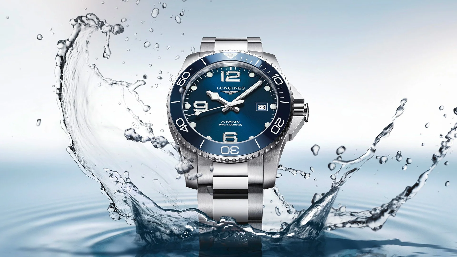 Longines HydroConquest Automatik-Taucheruhr mit blauem Zifferblatt und Edelstahlarmband in spritzendem Wasser