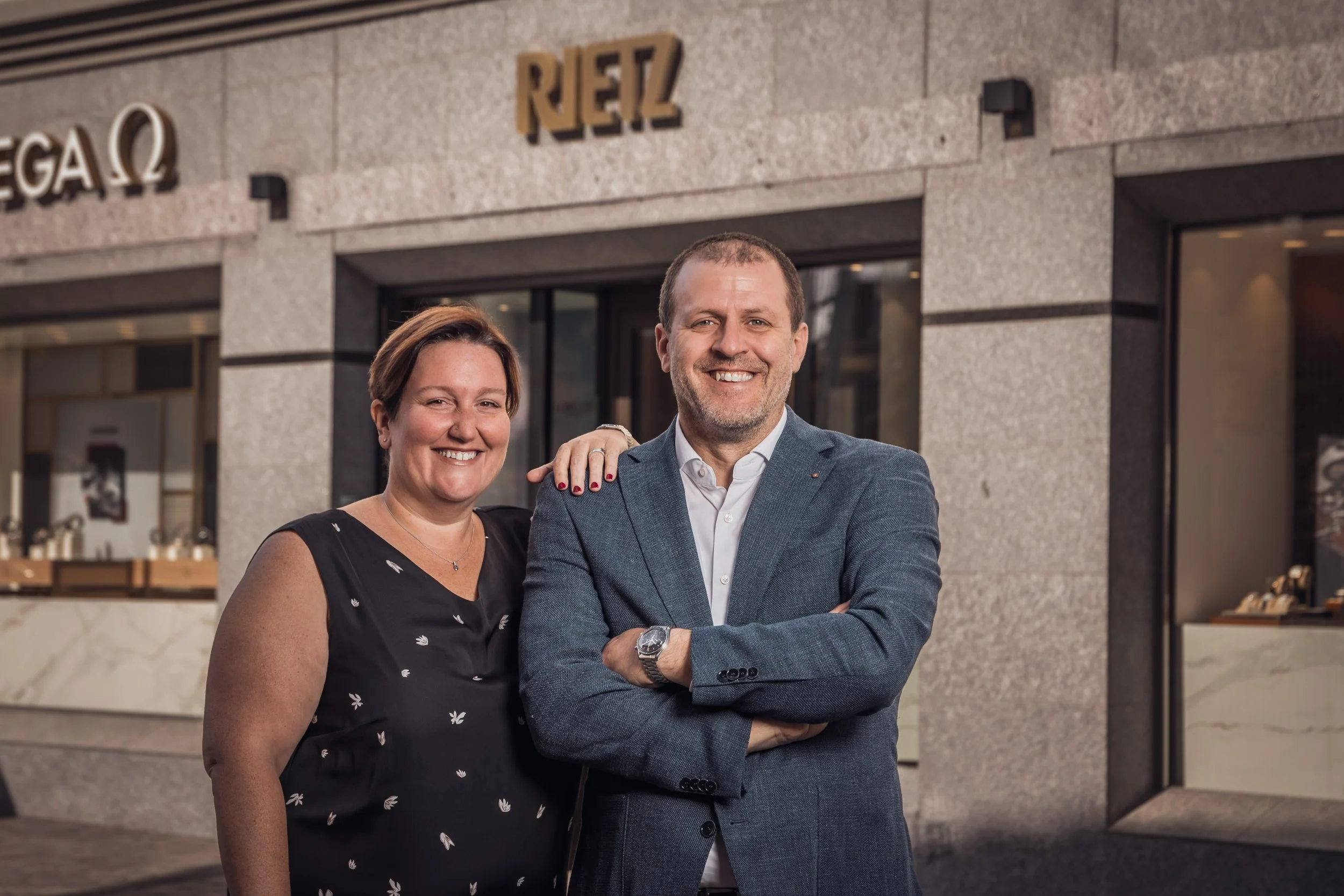 Lächelndes Paar vor dem REZ-Einkaufszentrum