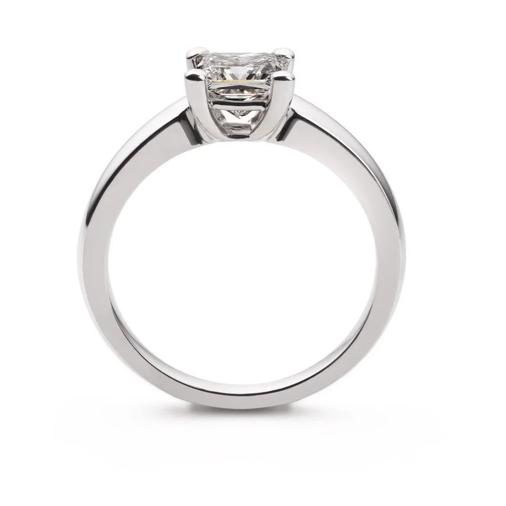 Seitenansicht eines eleganten Weißgoldrings mit großem rechteckigem Diamanten in Krappenfassung