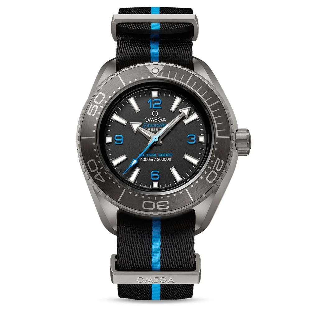 Omega Seamaster Planet Ocean Ultra Deep Taucheruhr mit schwarzem Zifferblatt, blauen Akzenten und schwarzem NATO-Armband