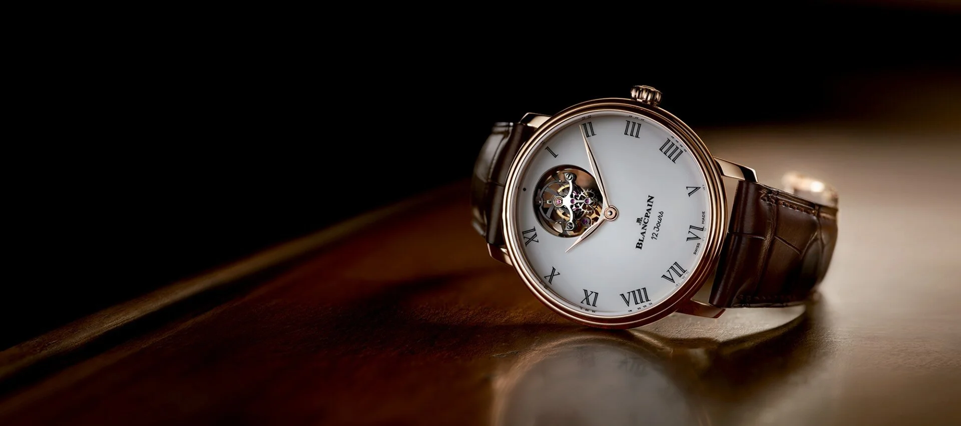 Blancpain Villeret Tourbillon-Armbanduhr mit römischen Ziffern und braunem Lederarmband auf einem Holztisch