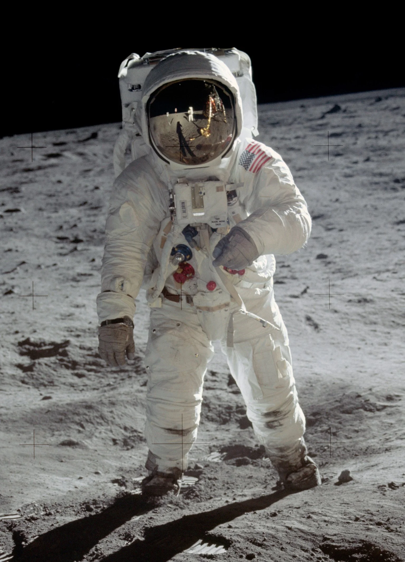 Astronaut in weißem Raumanzug auf der Mondoberfläche
