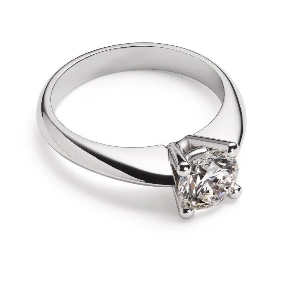 Eleganter silberfarbener Verlobungsring mit rundem, facettiertem Diamanten in Krappenfassung auf weißem Hintergrund
