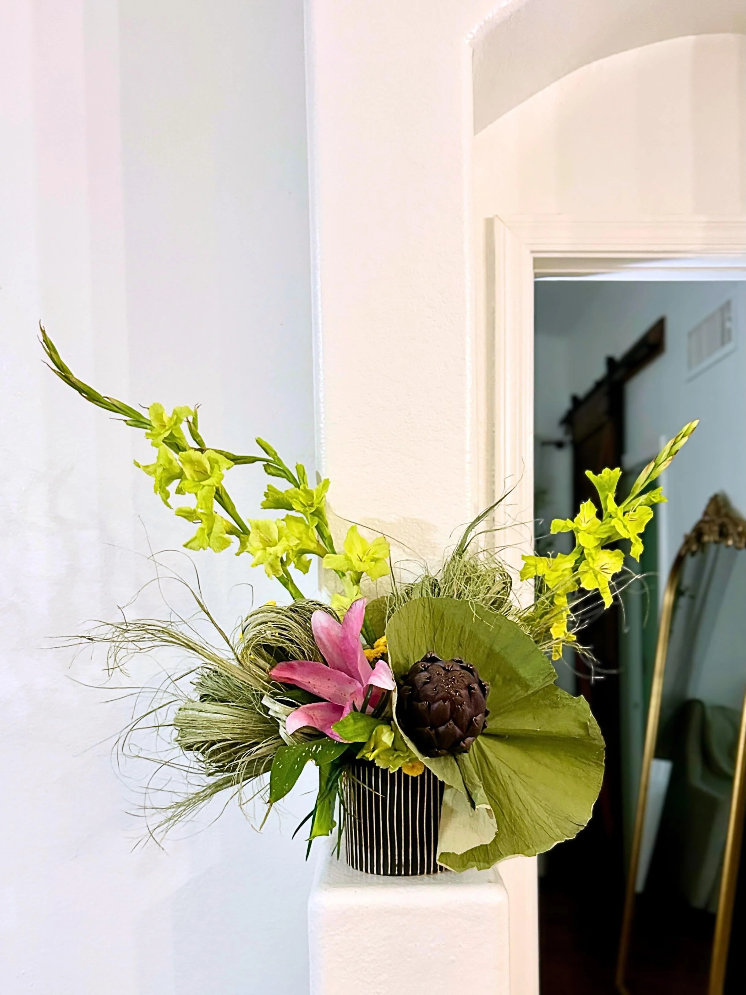 This arrangement&rsquo;s 3 words: Modern, funky, tropical-adjacent (yes that&rsquo;s an artichoke!) 🥬🤭 Delivery for trusted Valley photographer and coffee entrepreneur extraordinaire @vriveraphotography 💝

#floralstylist #phoenixstylist #arizonafl