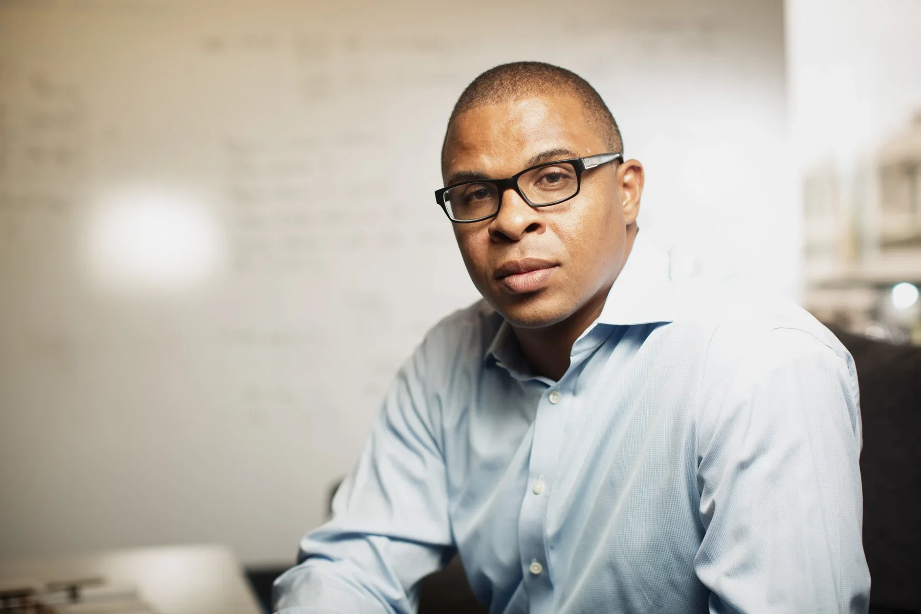roland-fryer-harvard-portrait-1.jpg.webp
