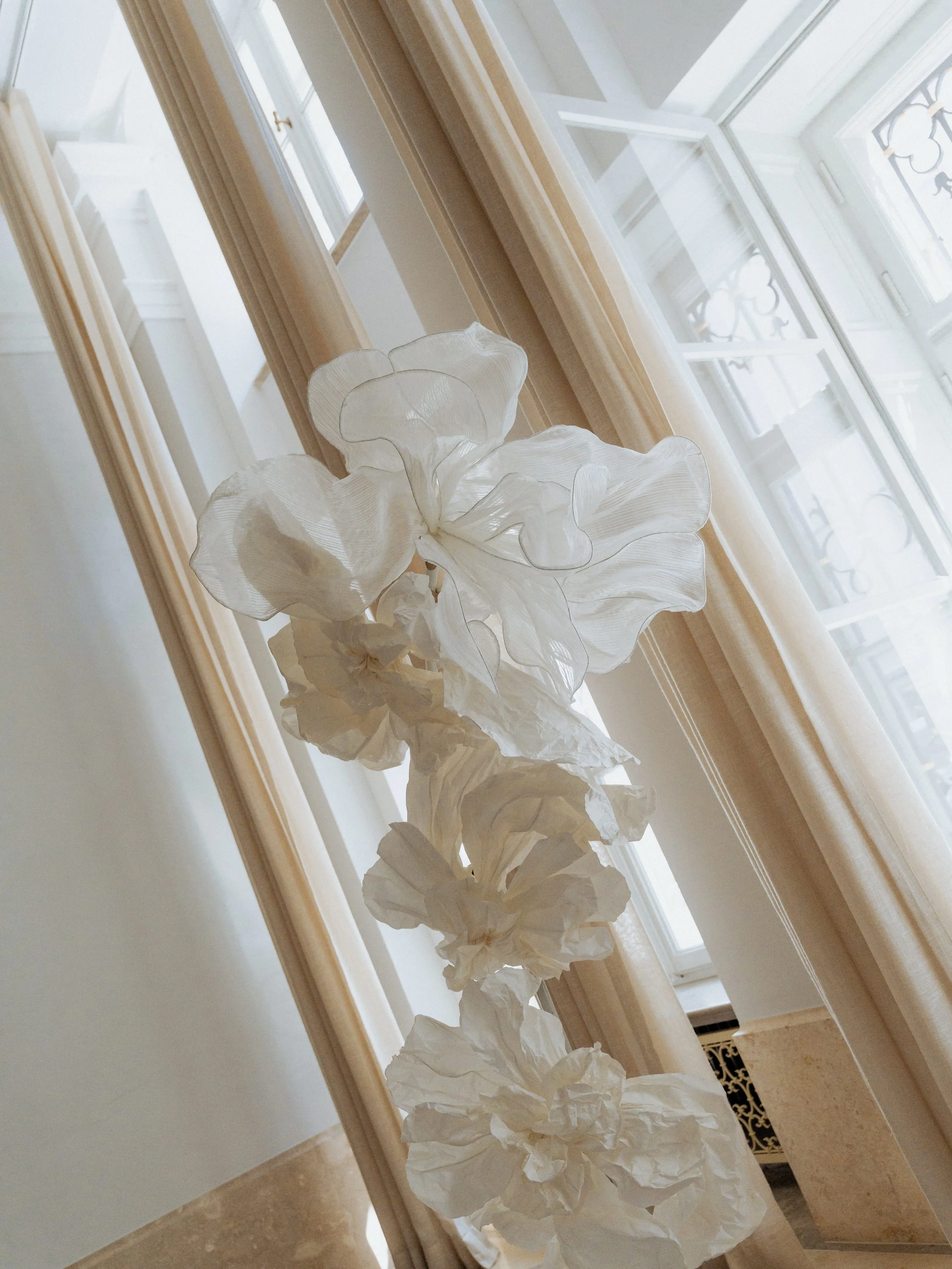 As we showed yesterday: It&rsquo;s all in the 𝘥𝘦𝘵𝘢𝘪𝘭𝘴. Exquisite paper flowers designed to elevate spaces and create an exclusive atmosphere.

Wedding Planner: @selinakonradevents
Location: @rosewoodmunich
Fotografie: @mona_und_reiner
Video: @