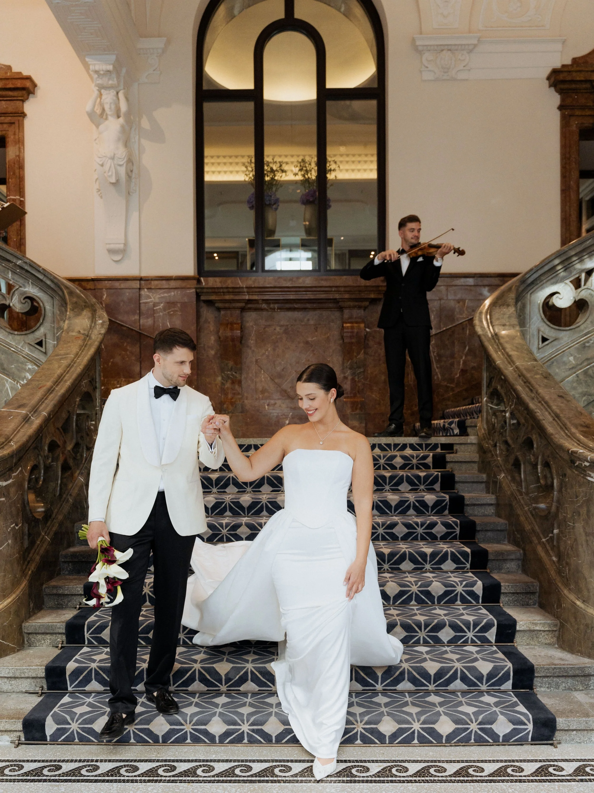 𝘤𝘦𝘭𝘦𝘣𝘳𝘢𝘵𝘪𝘯𝘨 𝘭𝘰𝘷𝘦
Celina &amp; Niklas descending the grand staircase at Munich&rsquo;s beautiful Rosewood Hotel.

Wedding Planner: @selinakonradevents
Location: @rosewoodmunich
Fotografie: @mona_und_reiner
Video: @ajlaxbelmin
Modelcoupl