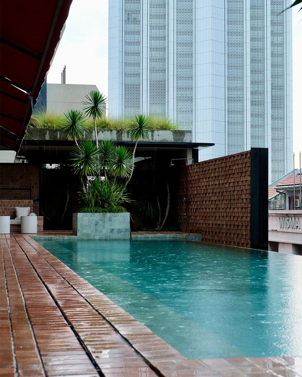 8c6d24a8-in-text-else-pool.jpg