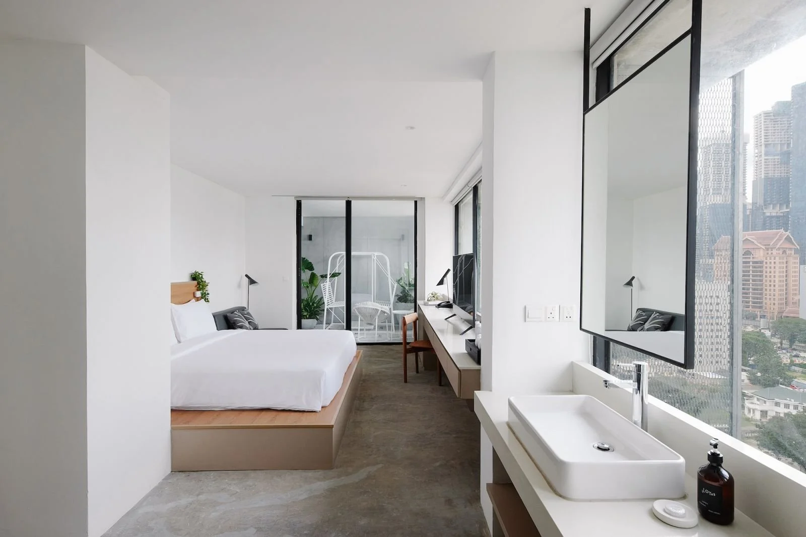 14101105-the-big-garden-room-1_cover_1600x1067.jpg