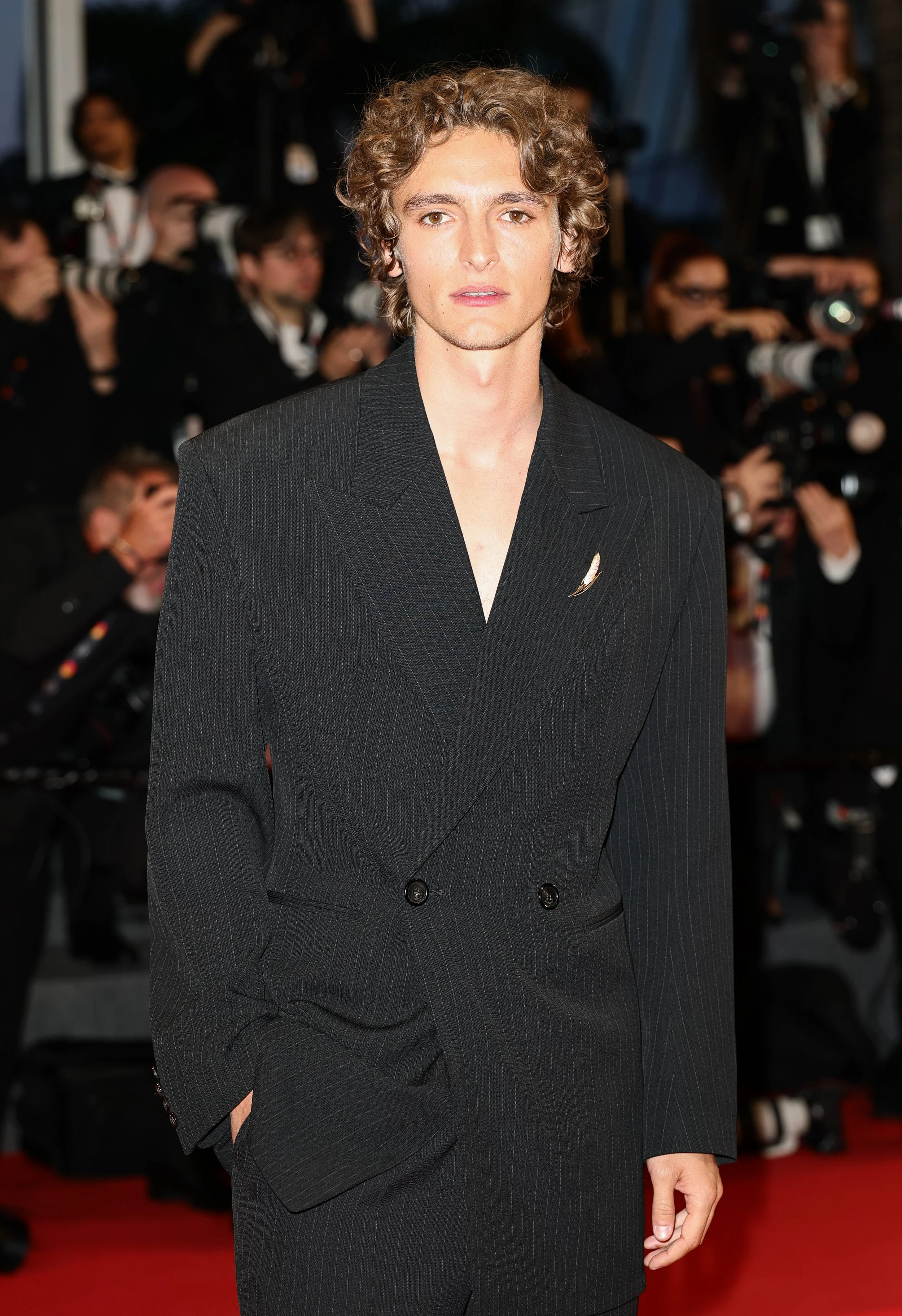 Vassili Schneider wearing Chaumet L’Épi de Blé brooch at Cannes 2026