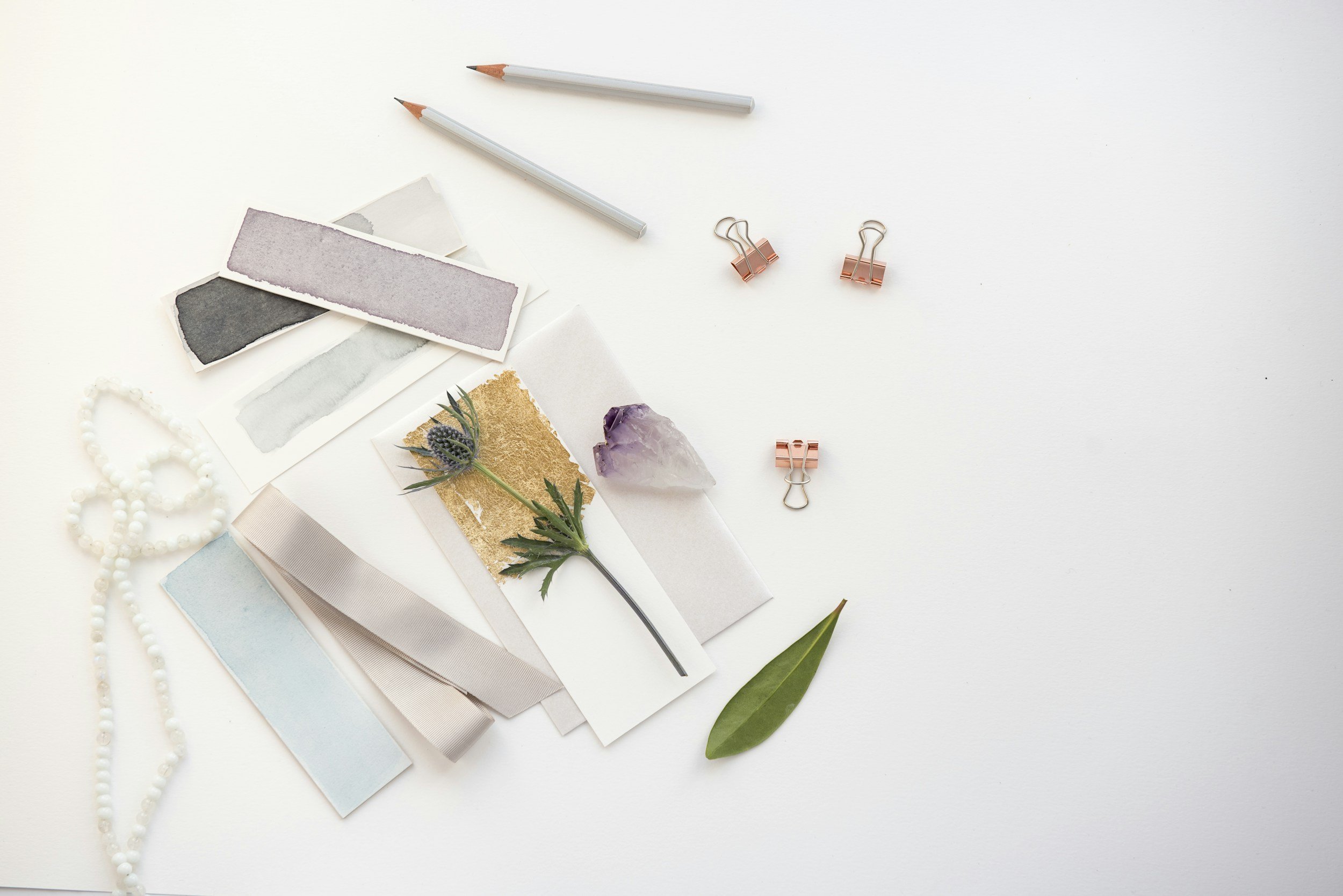 Moodboard de mariage avec échantillons de papier, crayons et fleur séchée