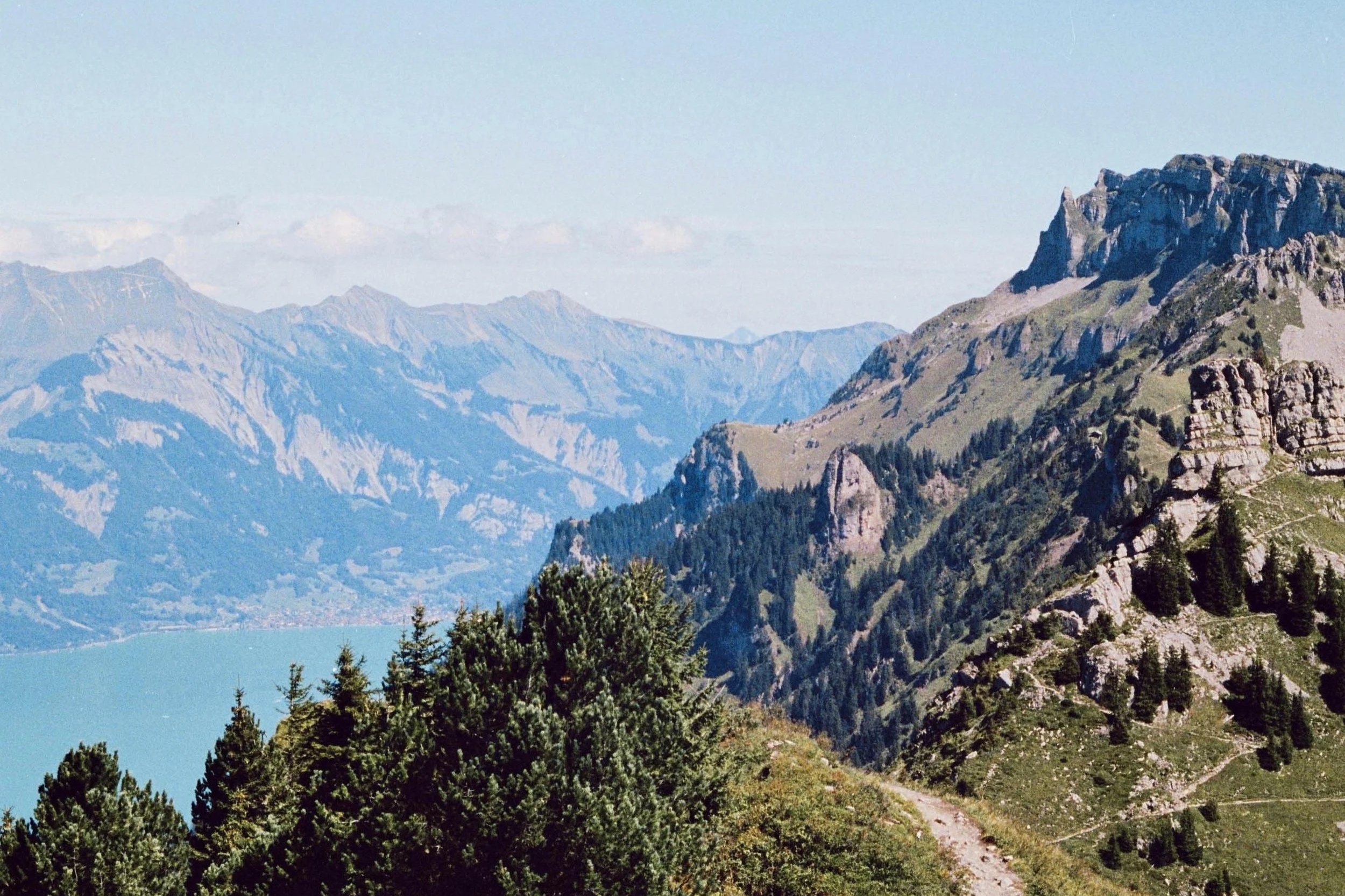 Vue sur le lac et les montagnes de Haute-Savoie